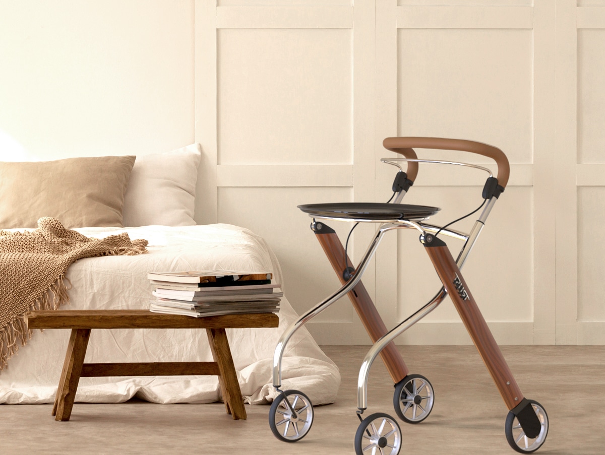 Rollator Let’s Go Indoor Trust Care coloris Teak bois clair, rollator compact pour la maison avec plateau et sac, disponible sur Orvimed.fr