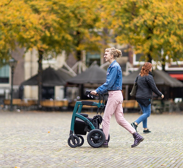 Rollz Motion – Rollator et fauteuil de transfert 2-en-1 utilisé en extérieur, disponible sur Orvimed.fr